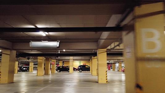 新的现代空地下停车场视频的预览图