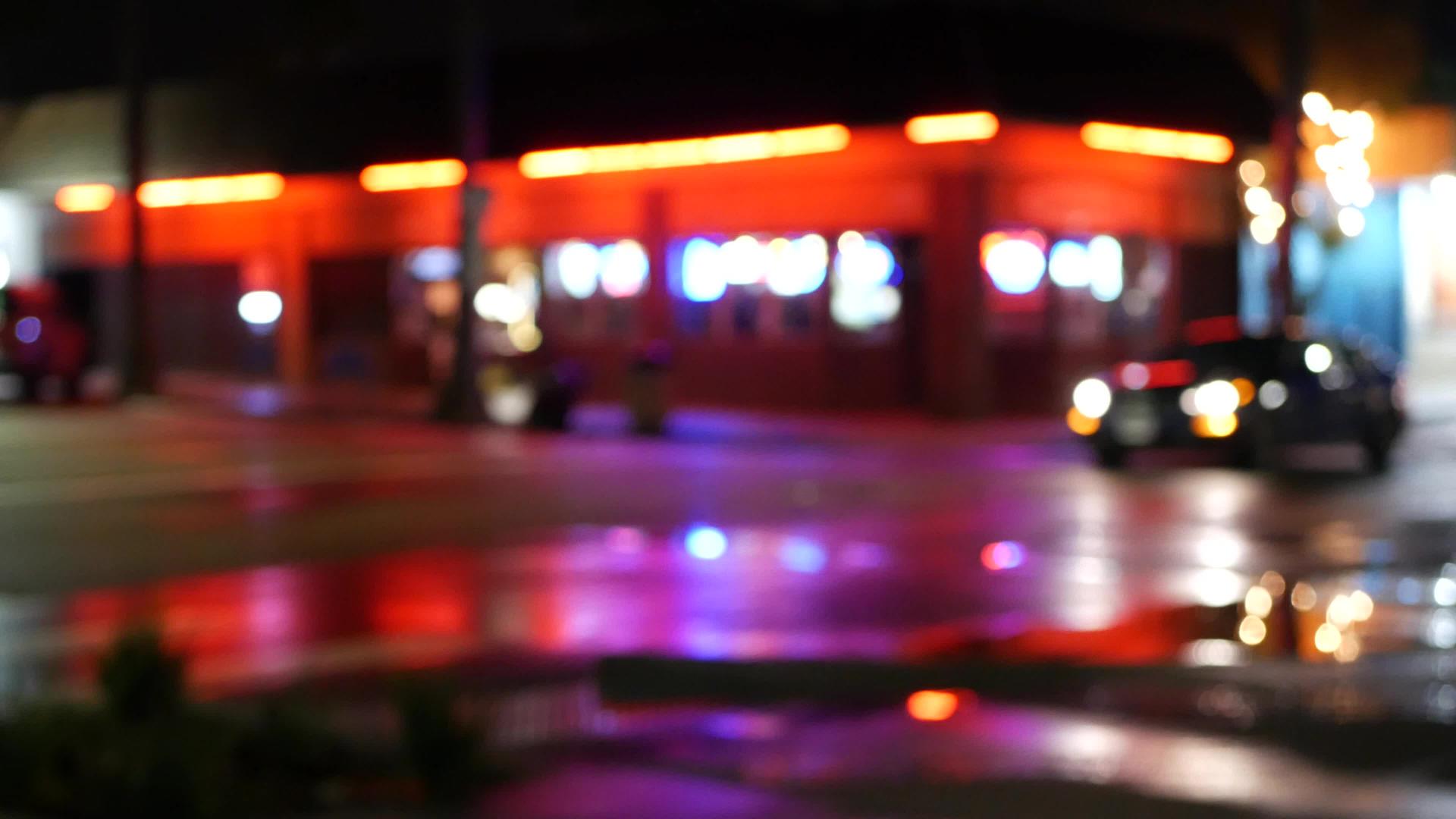 城市灯光雨夜车温和的道路黄昏乌鸦视频的预览图