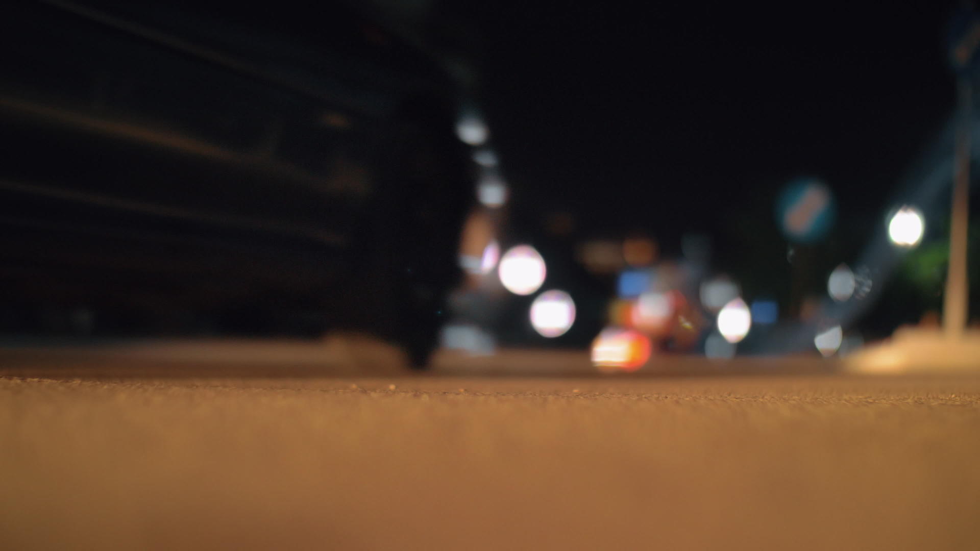 夜间城镇和在街上开车的汽车视频的预览图