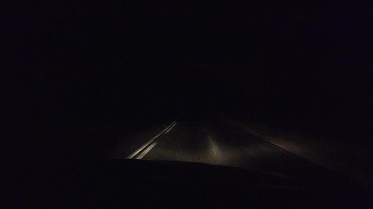 下雨后的晚上司机潮湿的农村道路上快速行驶视频的预览图