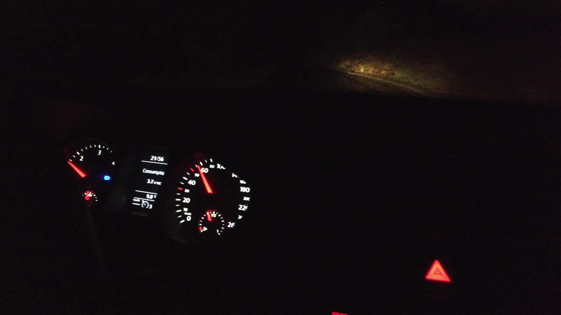 夜间在暴雨和高速公路能见度低的暴雨中行驶视频的预览图