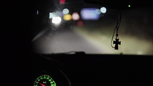晚上开车开别的车的灯亮着视频的预览图