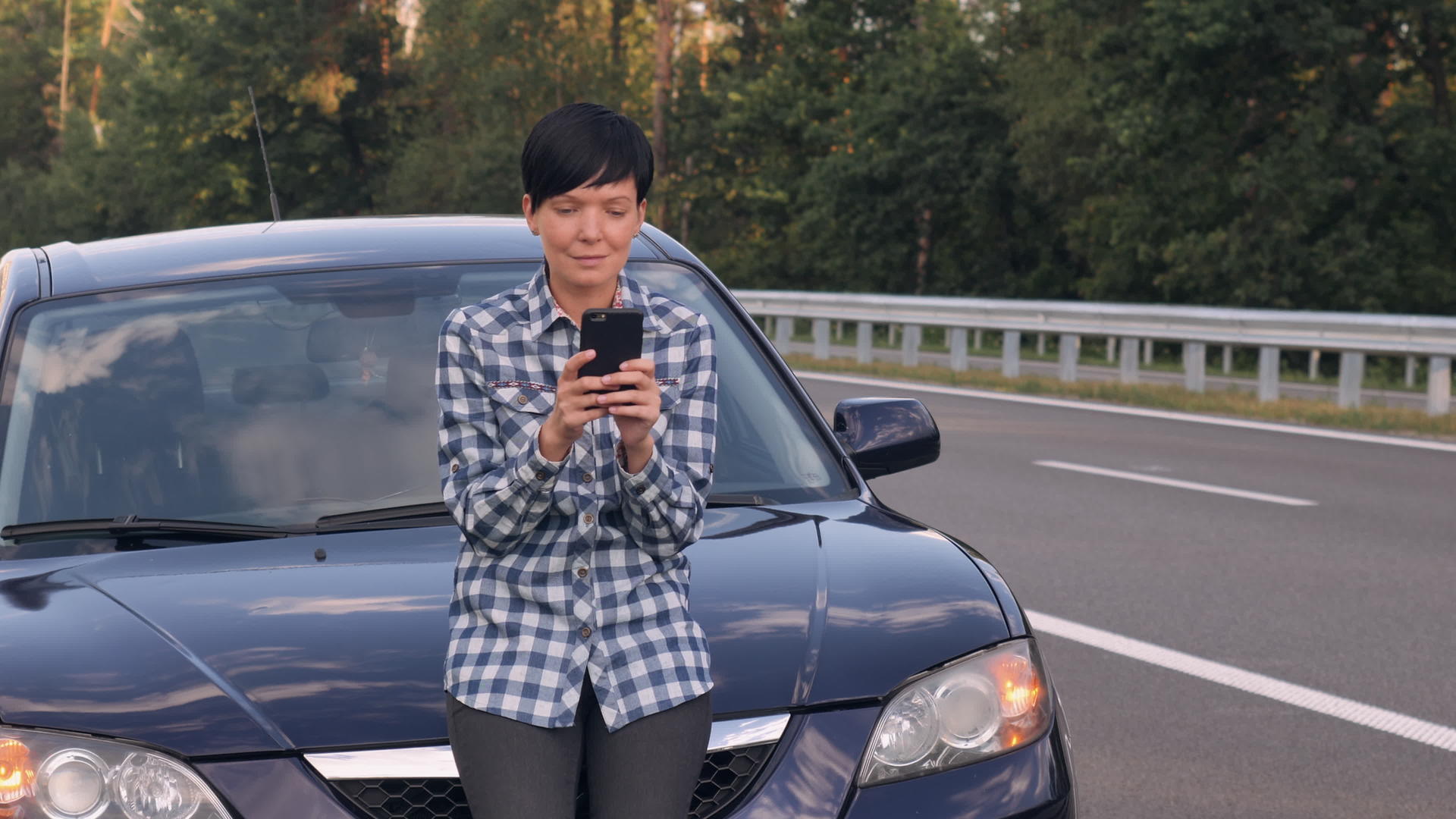 女孩的信息在车道上的手机上传递视频的预览图