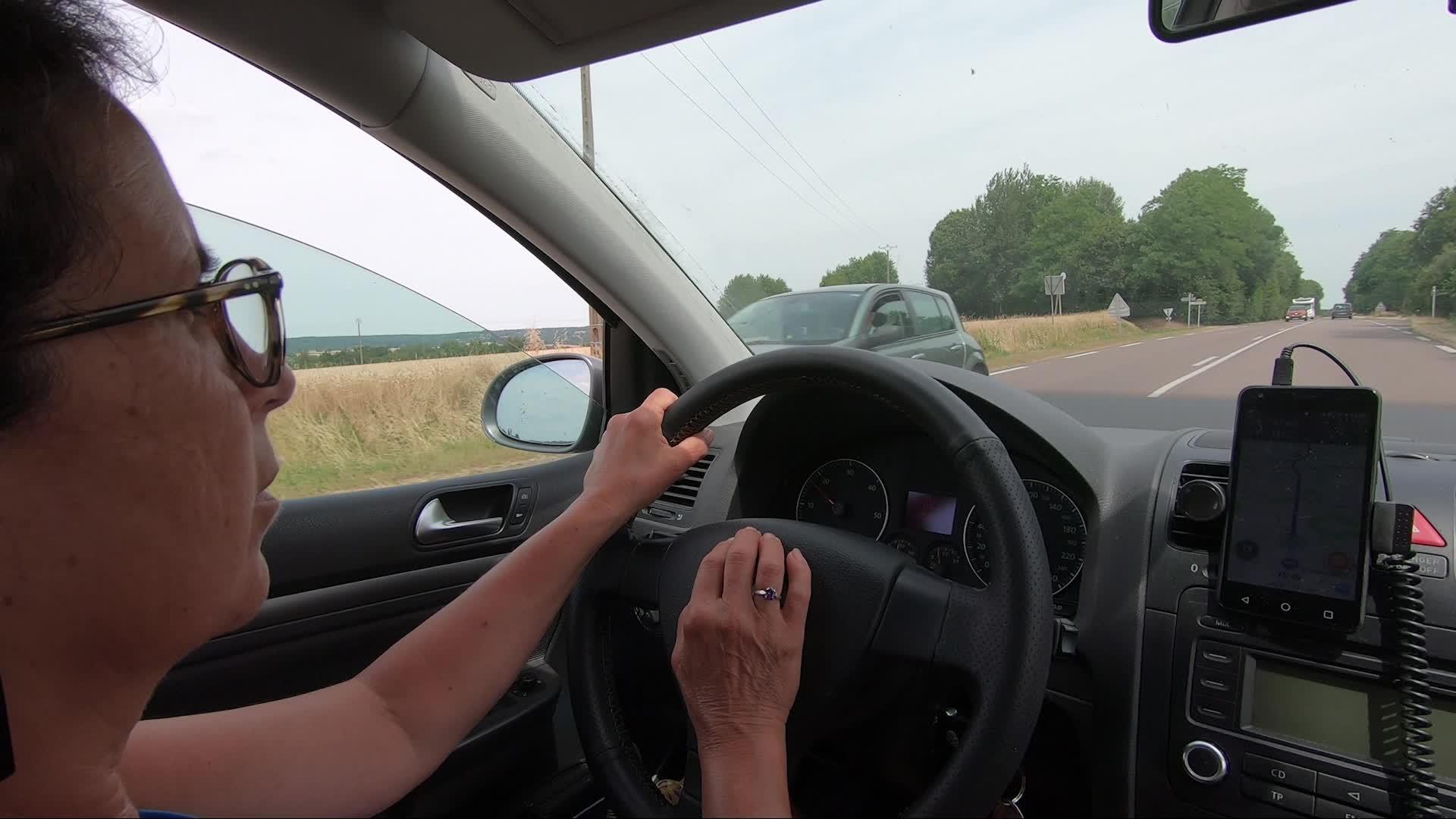 驾驶汽车的成年黑发女性视频的预览图