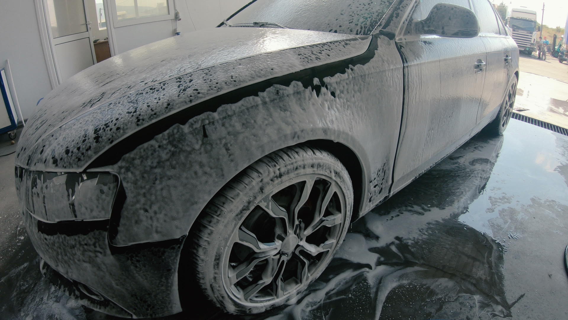 用泡沫和高压水清洗汽车视频的预览图