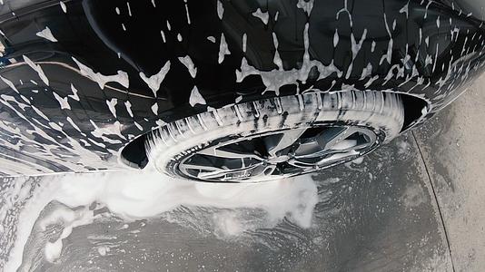 用泡沫和高压水清洗汽车视频的预览图