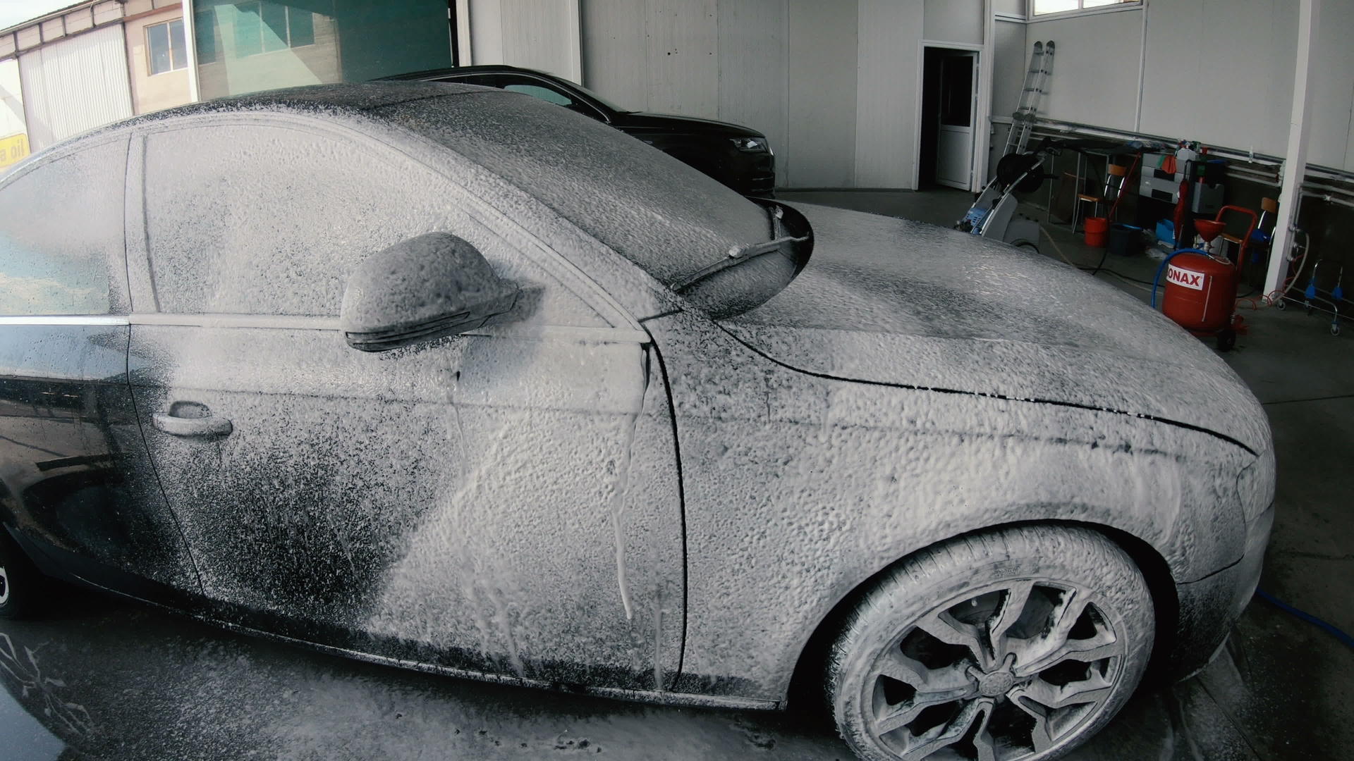 用高压水清洗汽车视频的预览图