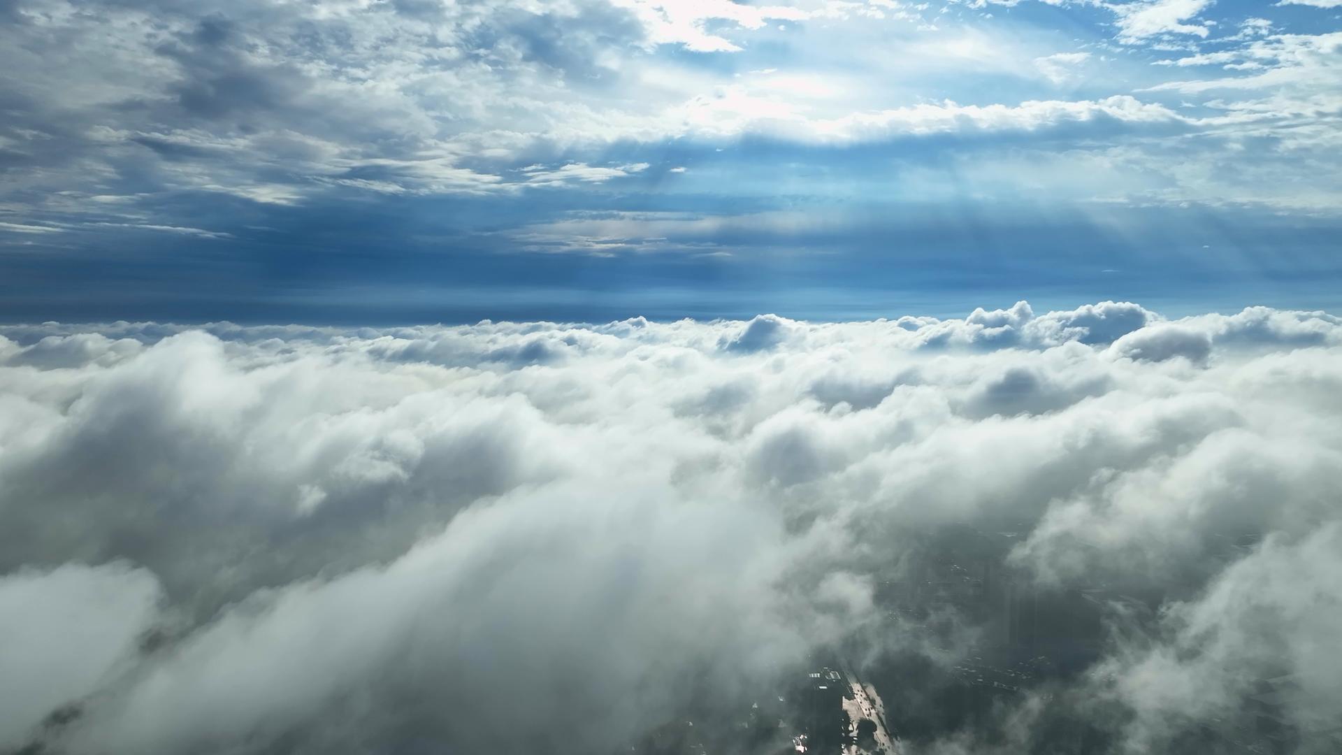4K航拍大气云层穿云视频素材视频的预览图