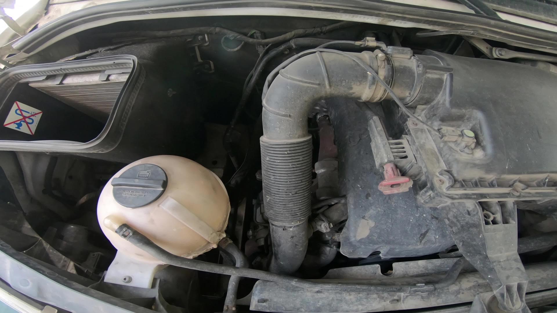 旧的和脏的汽车发动机关闭视频的预览图