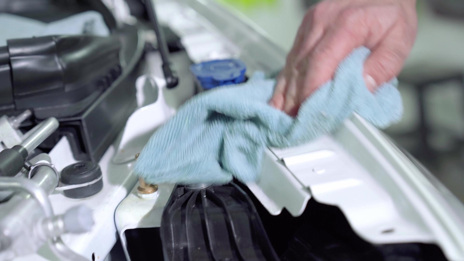 用化学和刷子清洁车身视频的预览图