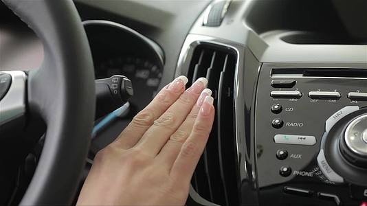 车内女性手部细节视频的预览图