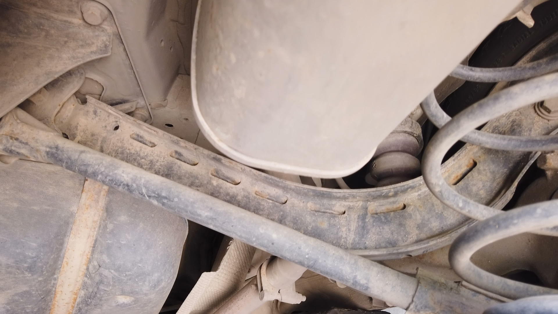 修理车库旧车排气管下的废气管视频的预览图