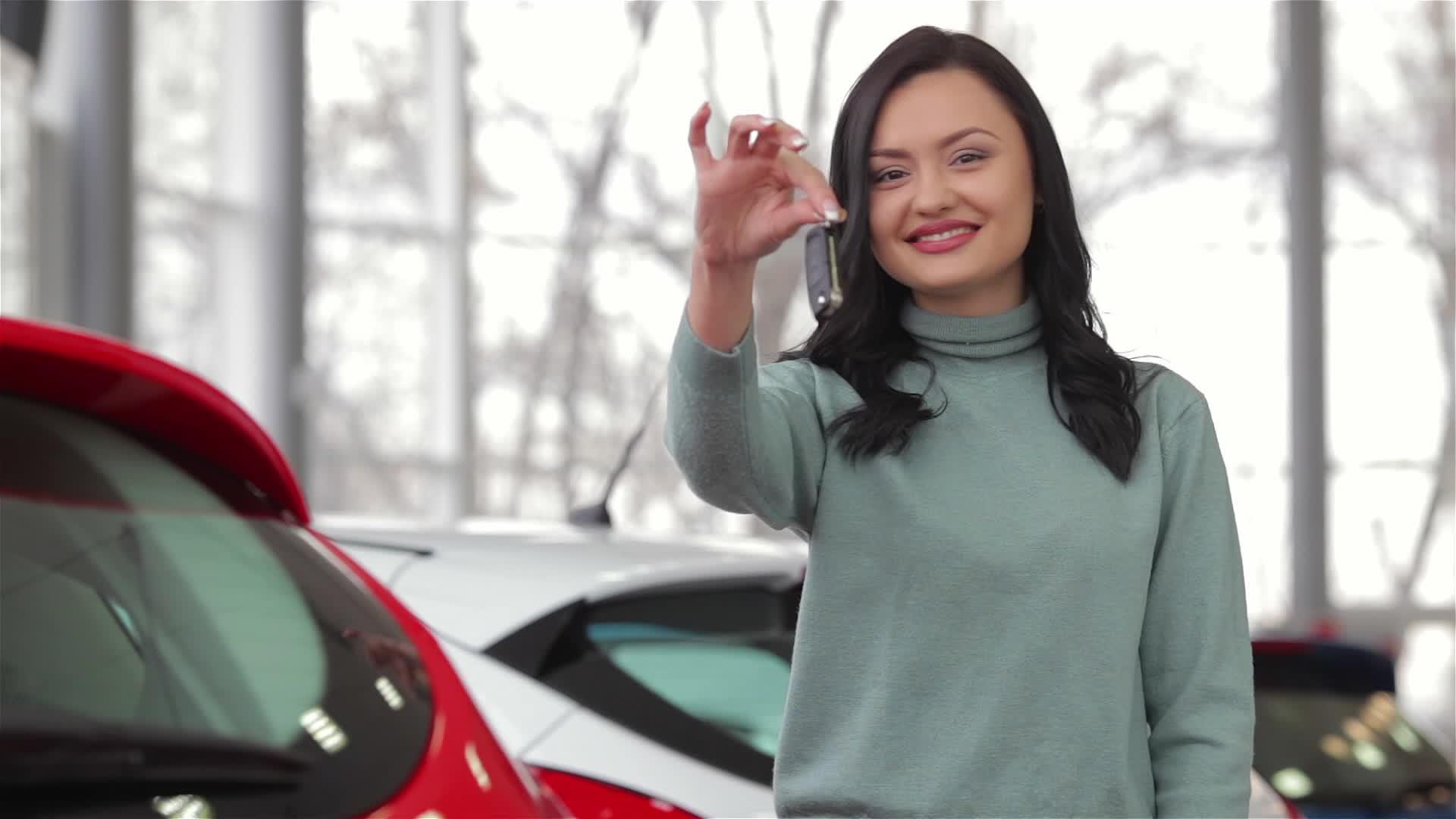 戴着车钥匙的女人微笑着视频的预览图