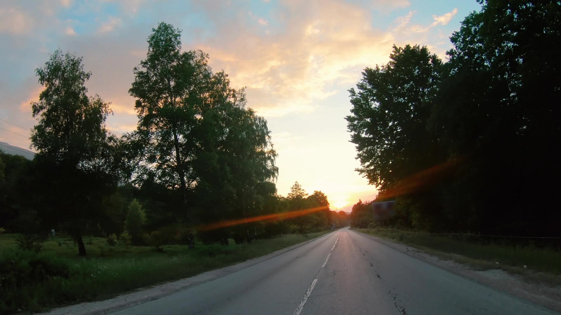 日落时驾驶农村道路视频的预览图