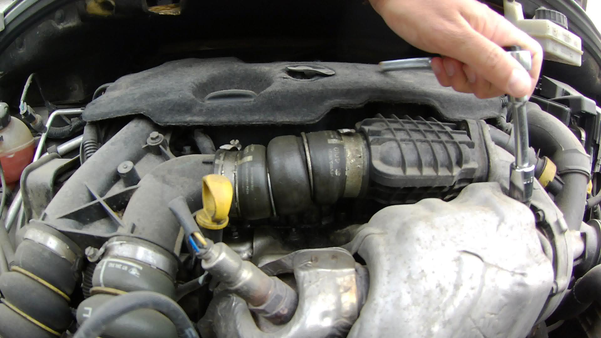 在汽车服务中检查和修理损坏的汽车视频的预览图