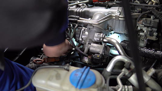 汽车修理用扳手修理汽车机械师的手视频的预览图