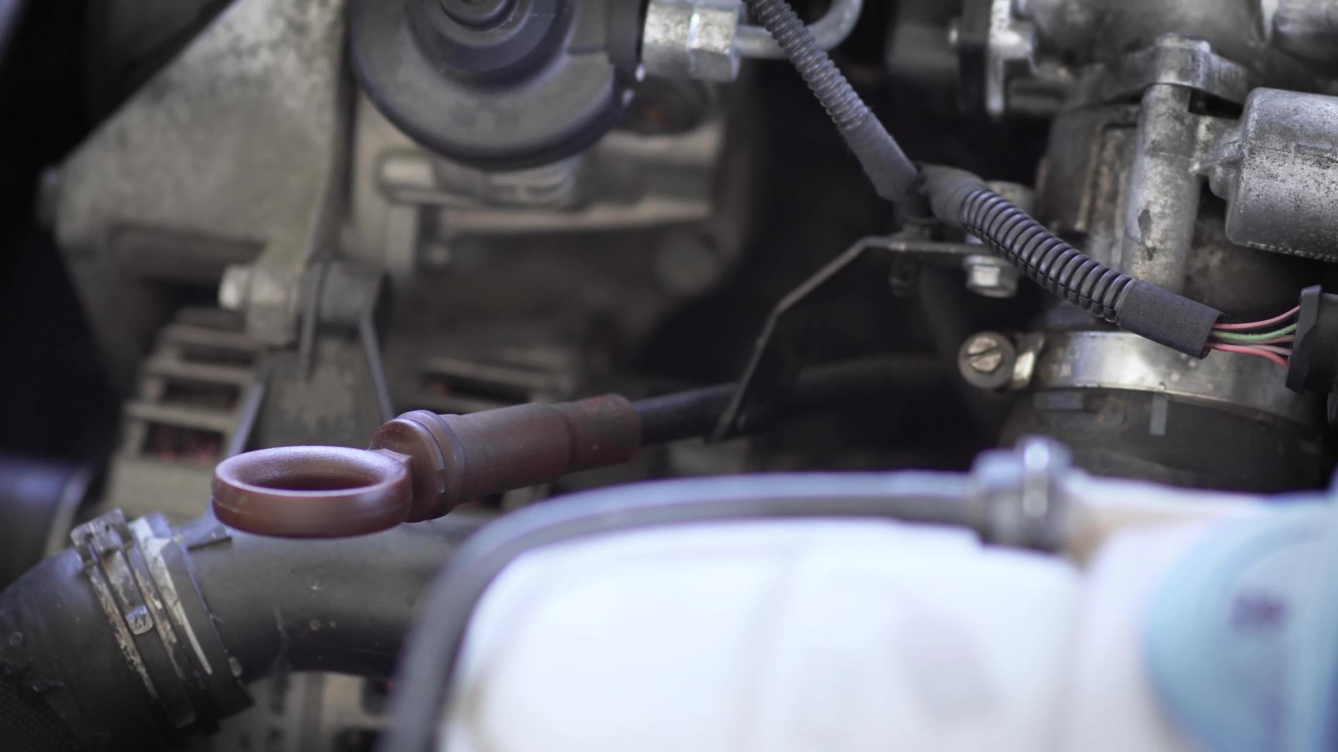 手持式润滑油油位检查油尺技术检查员手持式拉动润滑油油位视频的预览图