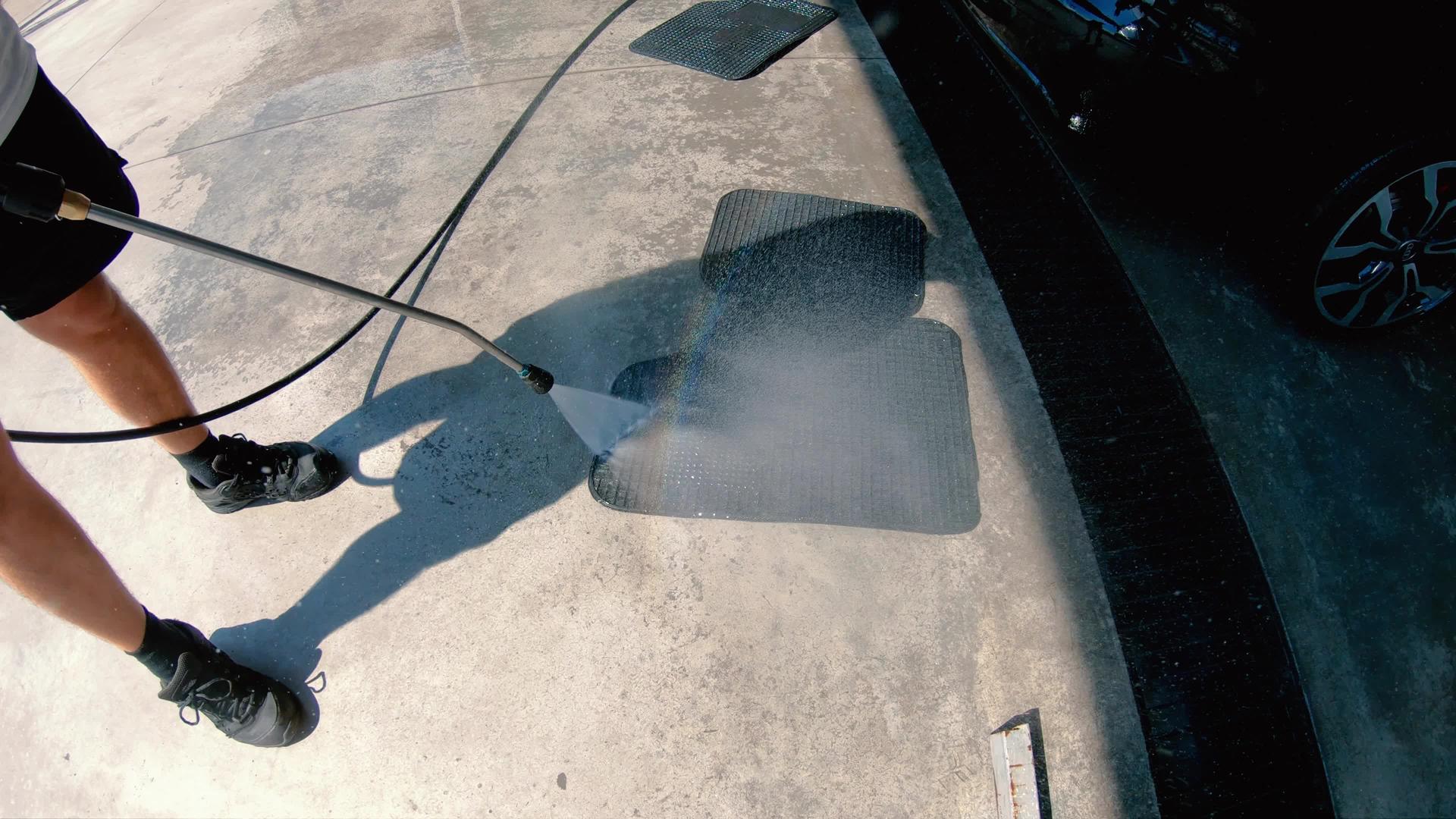 男人用压水洗车视频的预览图