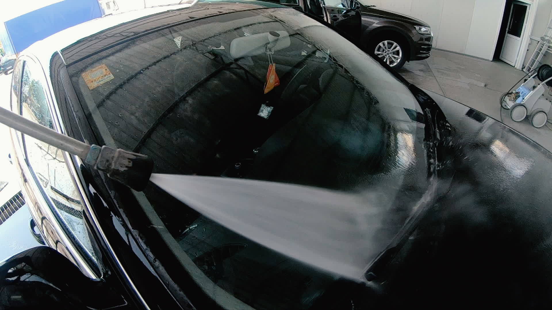 用压水冲洗汽车的慢动作视频的预览图