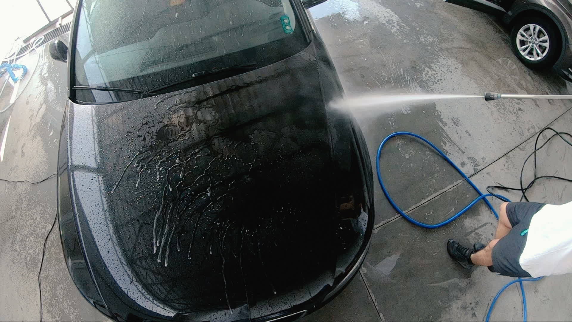 高压水男子慢动作清洗车辆视频的预览图