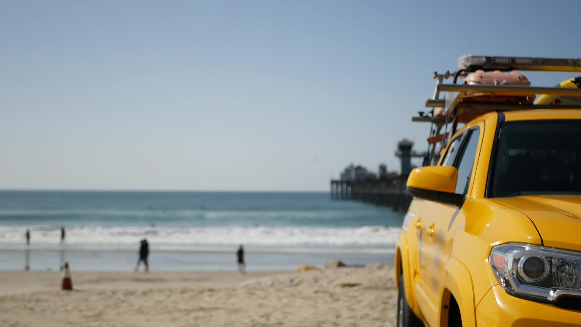 救生车和救生车在海边的海滩上视频的预览图