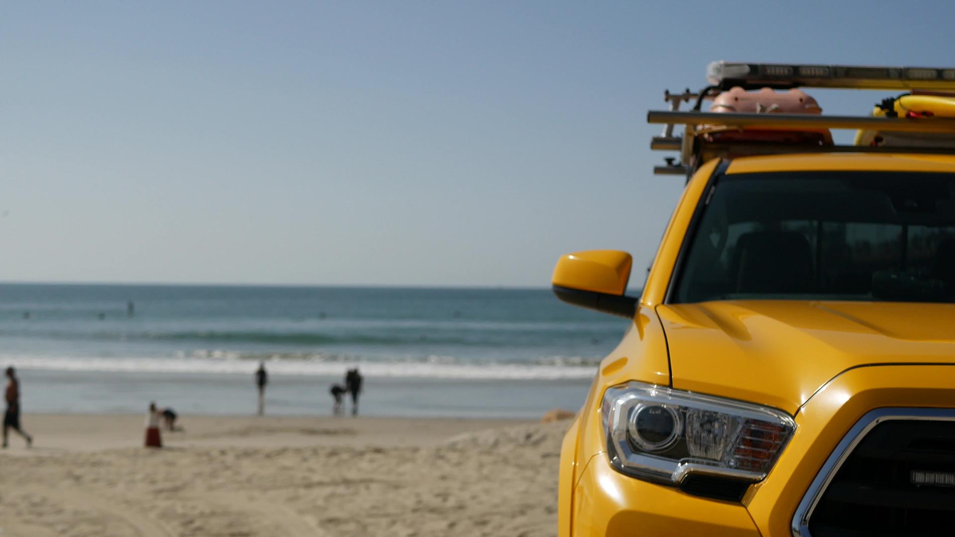 救生车和救生车在海边的海滩上视频的预览图