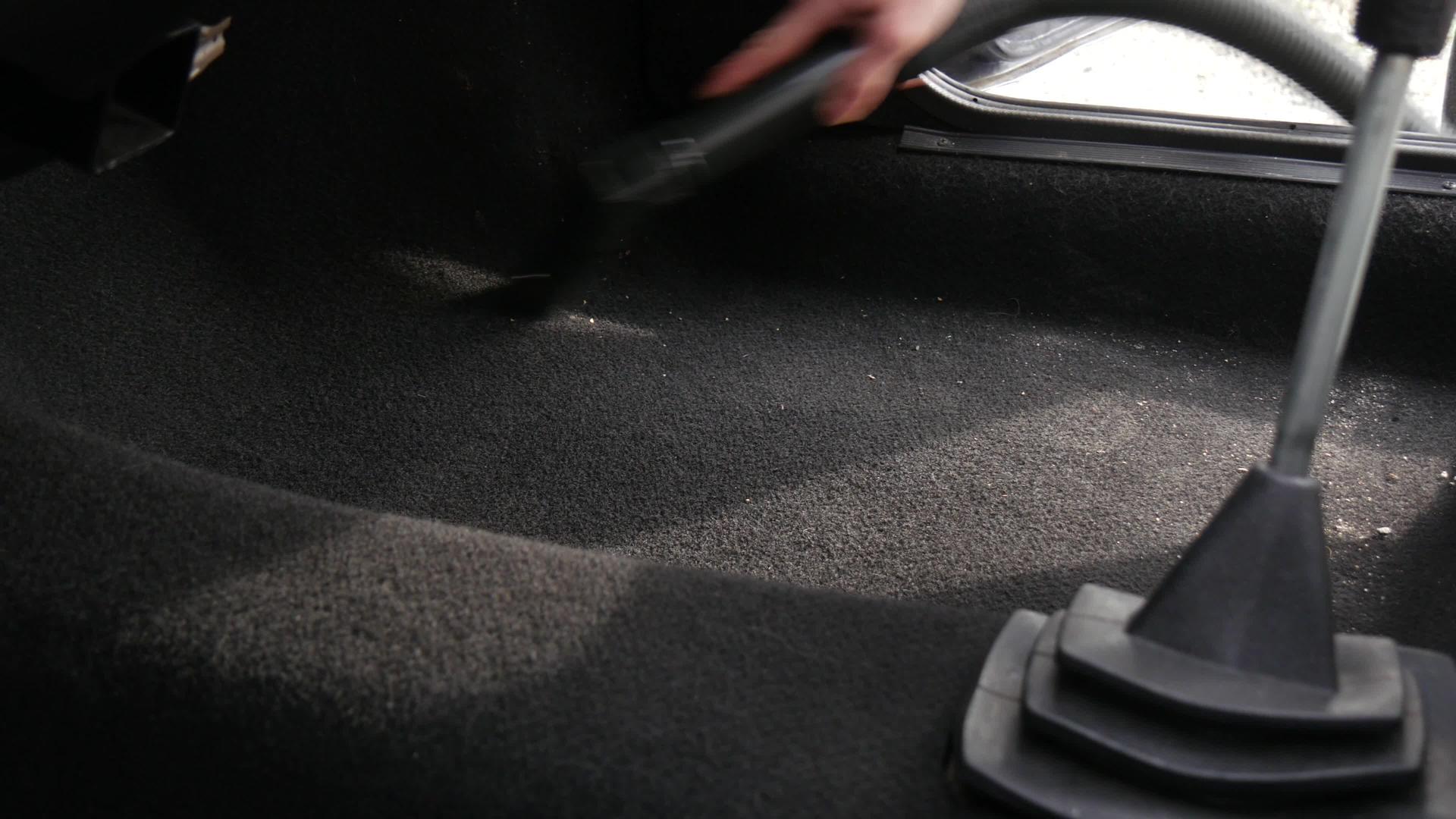 用真空清洁器清洁汽车内部视频的预览图