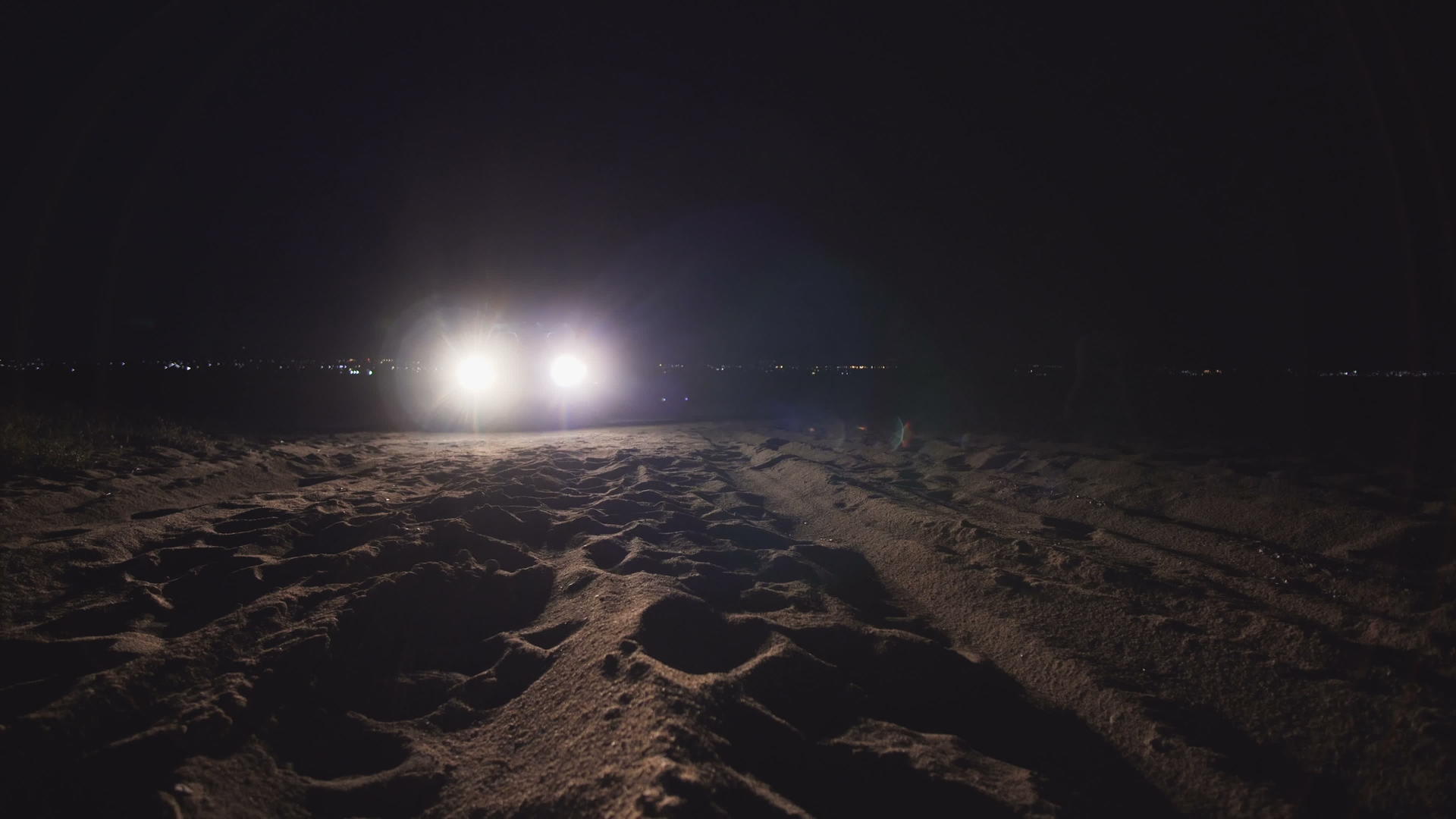 黑客犯罪车头灯夜间在海滩上视频的预览图