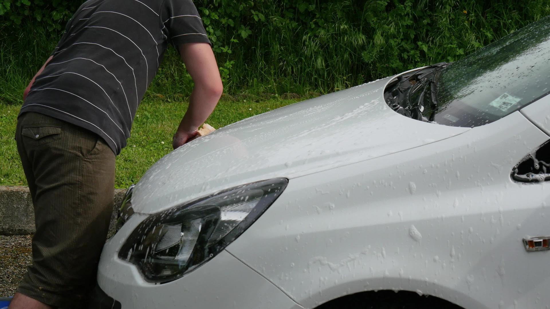 海绵洗车的年轻人视频的预览图