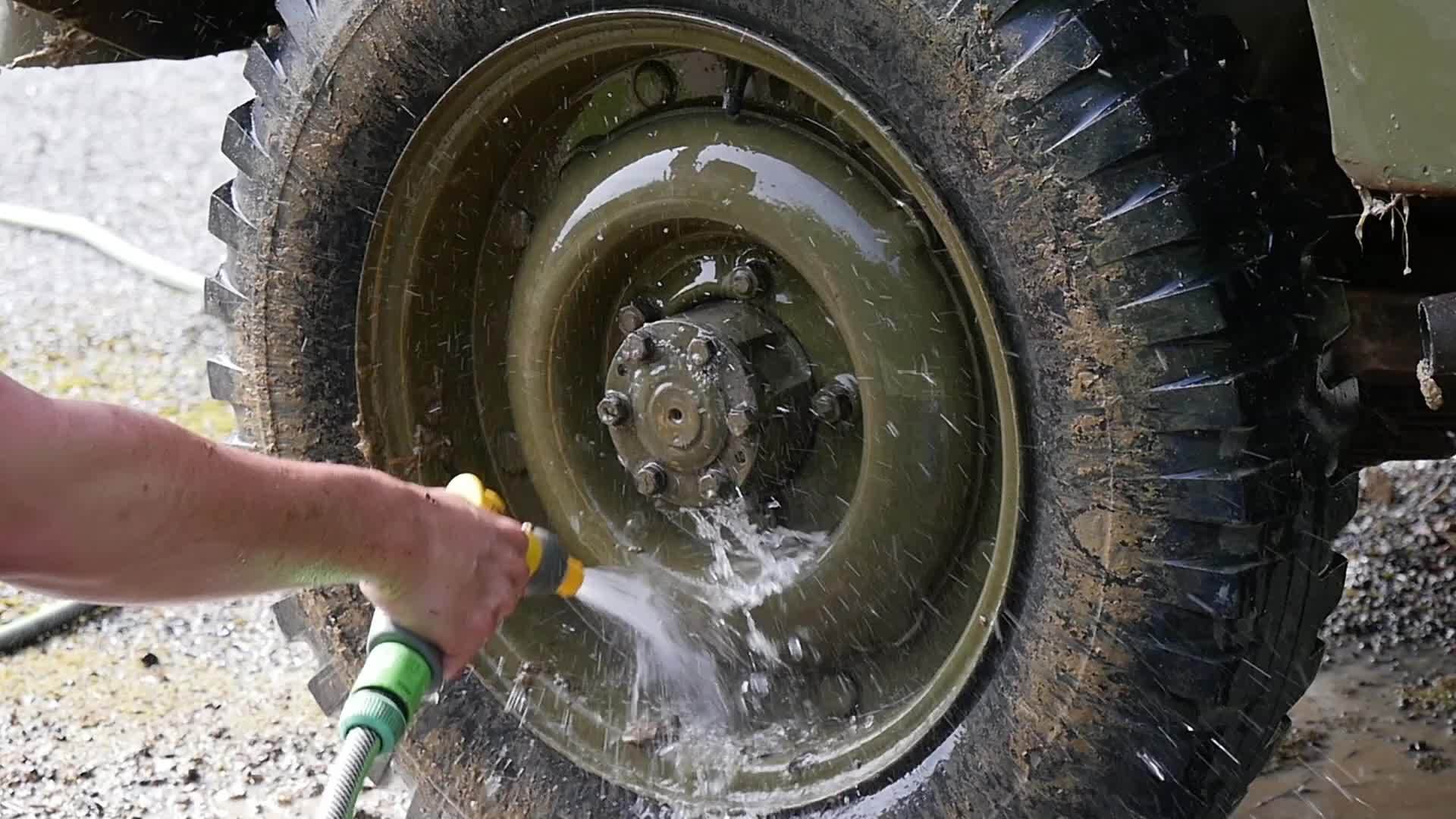 年轻人慢动作地清洁车轮视频的预览图