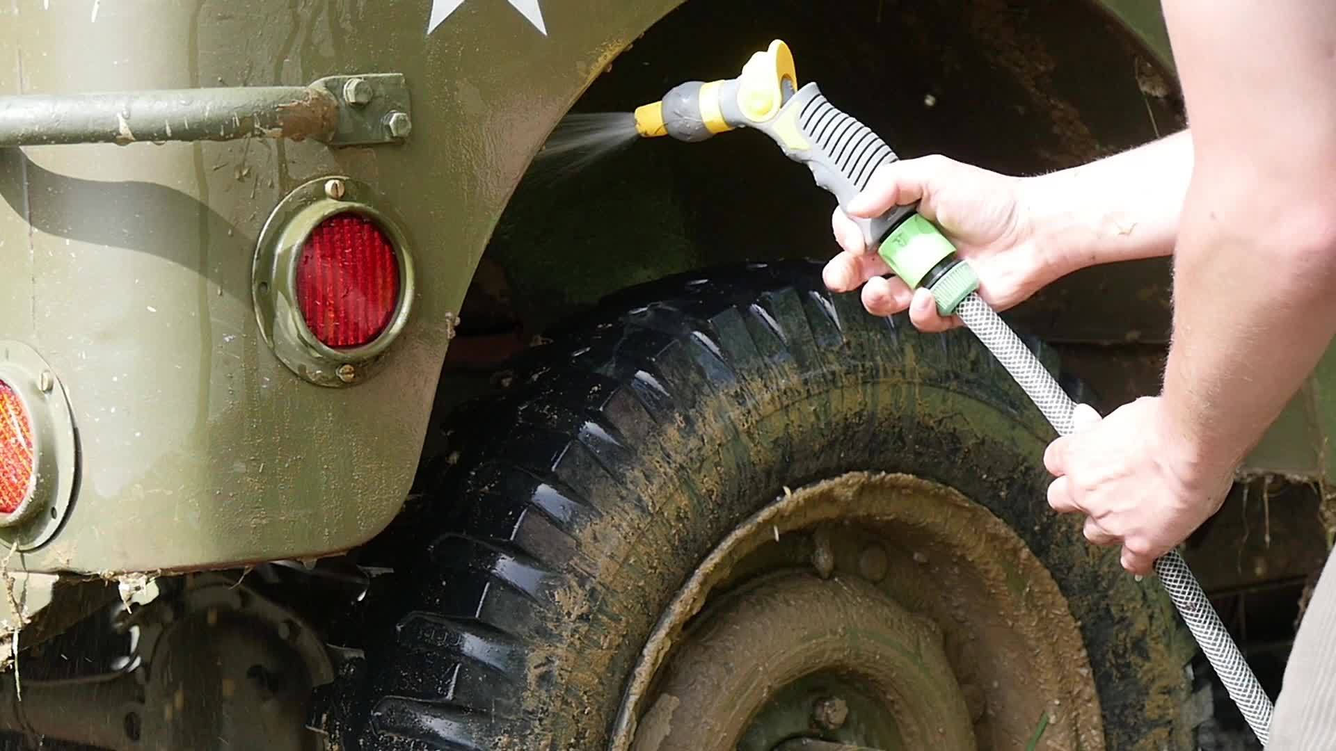 清洁军用车辆的年轻人视频的预览图