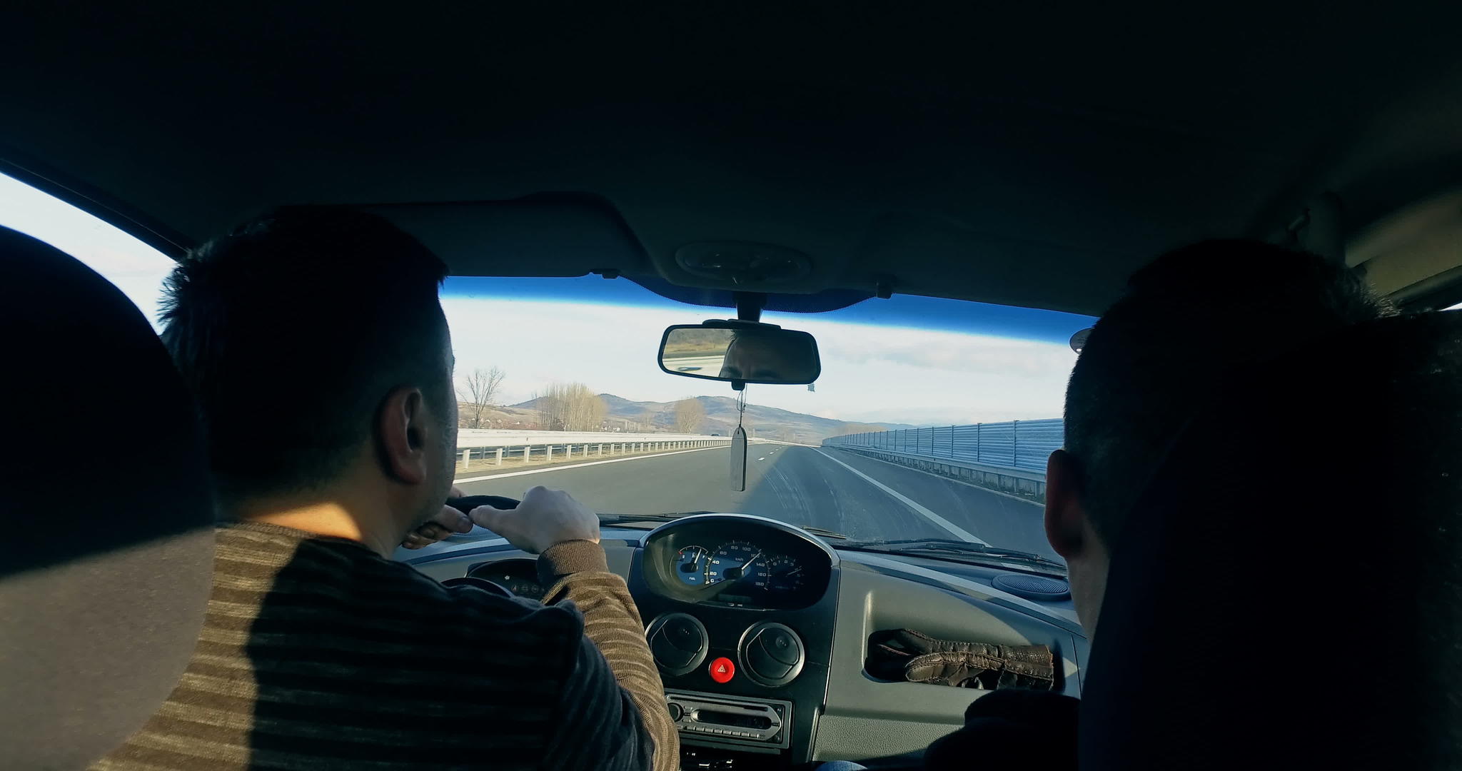 两个朋友从司机的角度在高速公路上开车视频的预览图