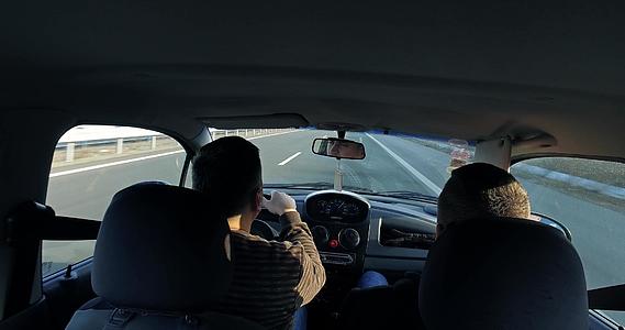 第一视角车厢由内地汽车在高速公路上行驶视频的预览图