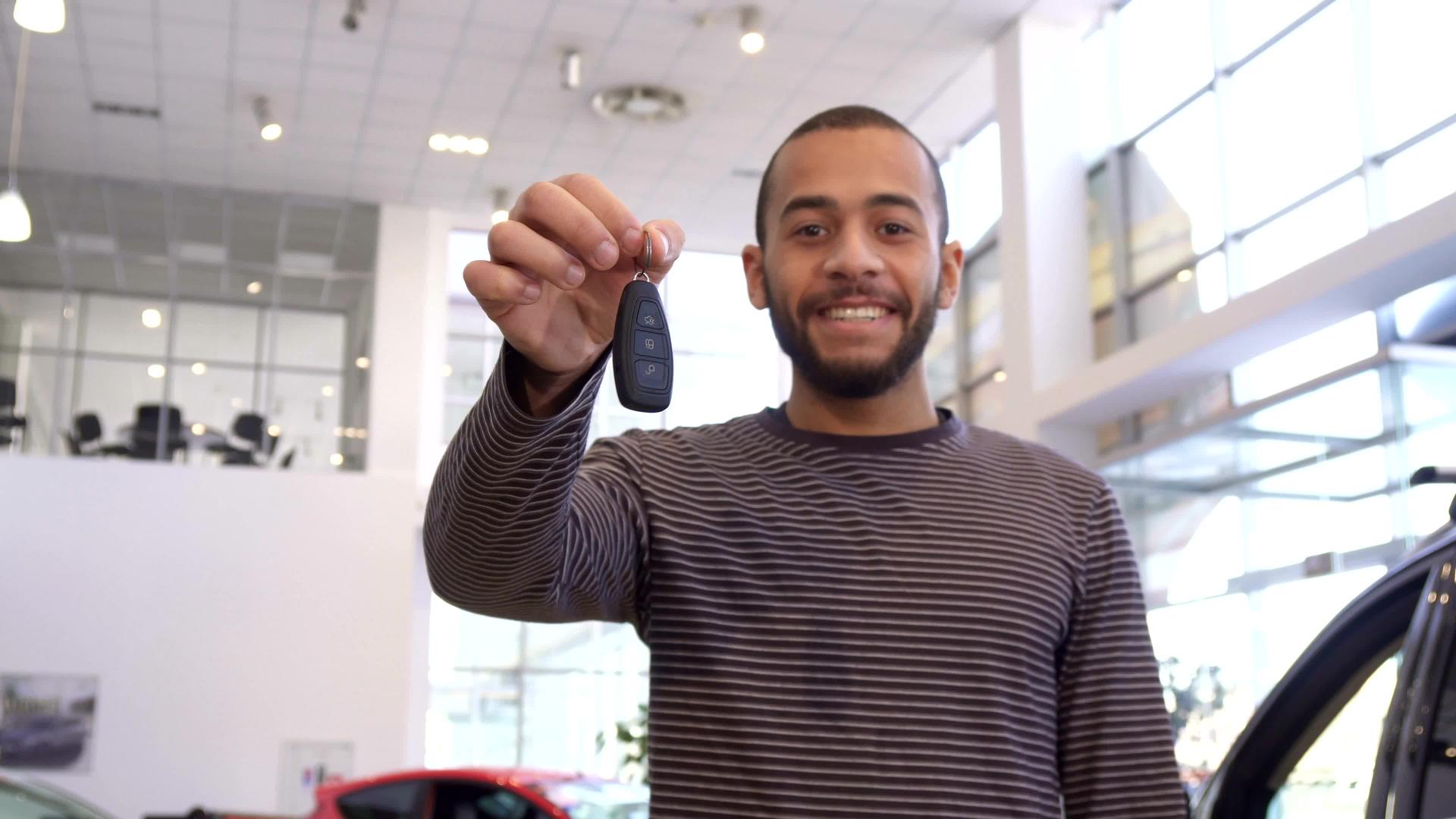男士在经销店展示车钥匙视频的预览图