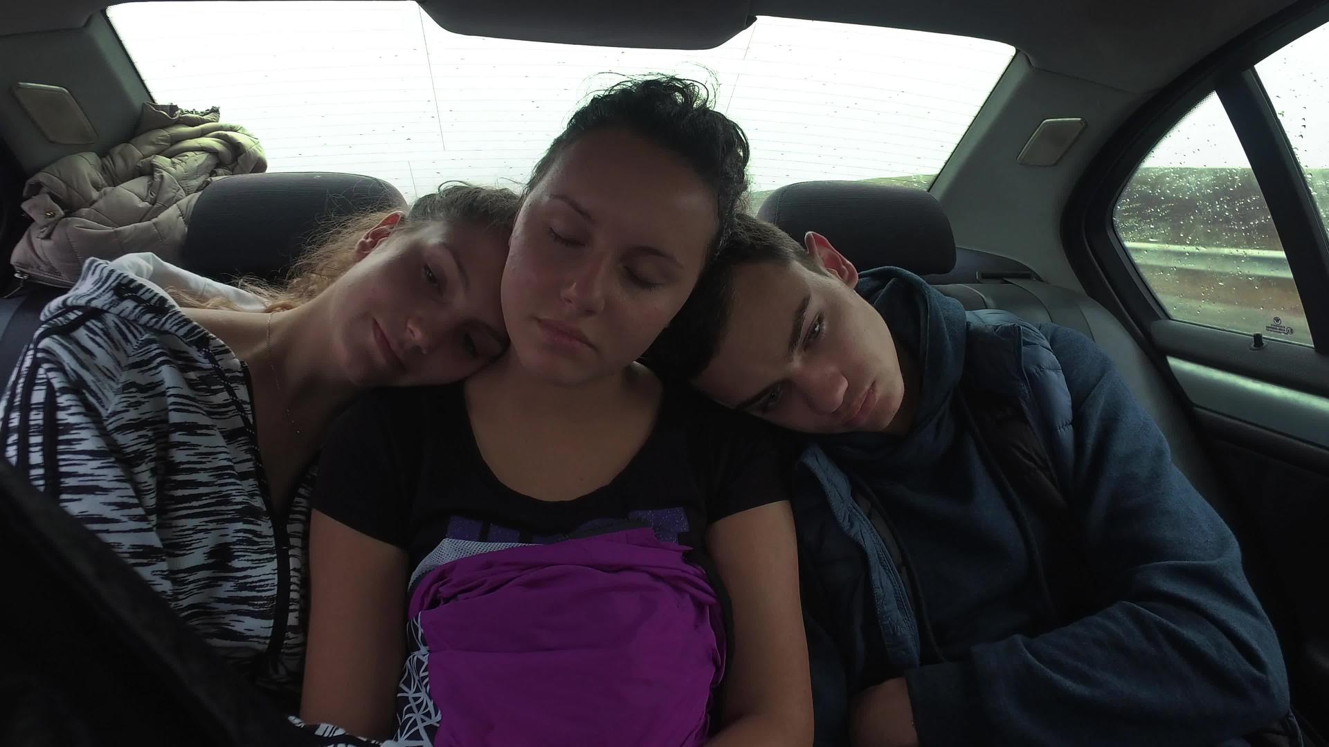少年男女儿童在高速公路上驾驶的汽车后座睡觉视频的预览图