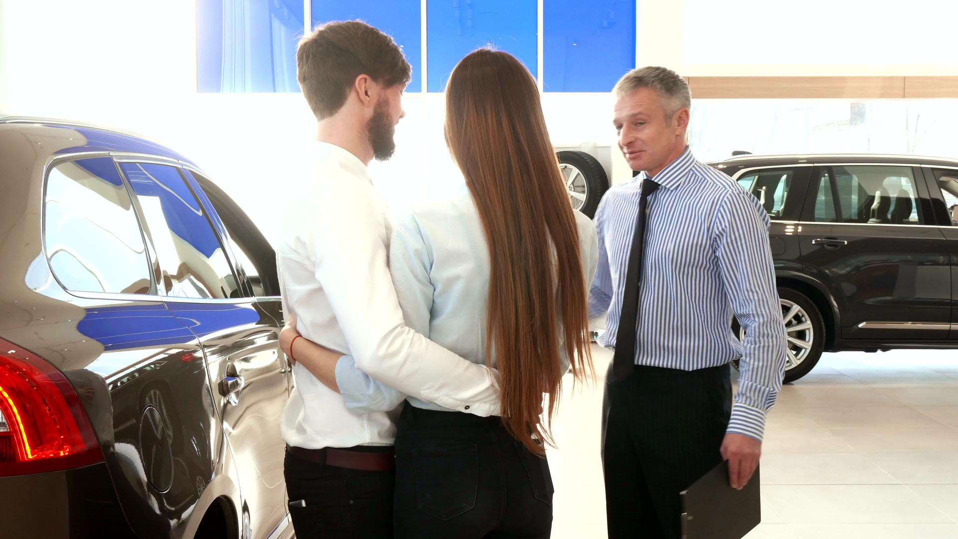 销售人员在汽车经销商处咨询了轻夫妇视频的预览图