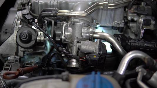 汽车修理厂汽车修理工修理发动机特写视频的预览图
