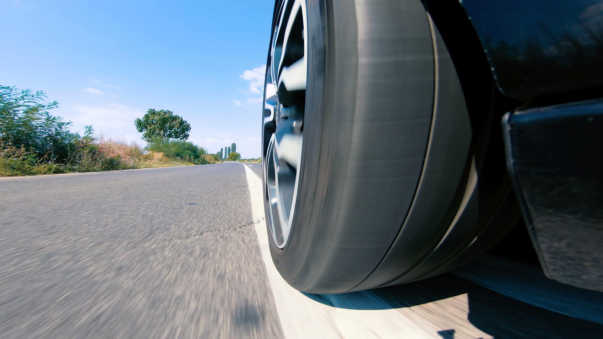 汽车轮胎在近视下在路上快速旋转视频的预览图