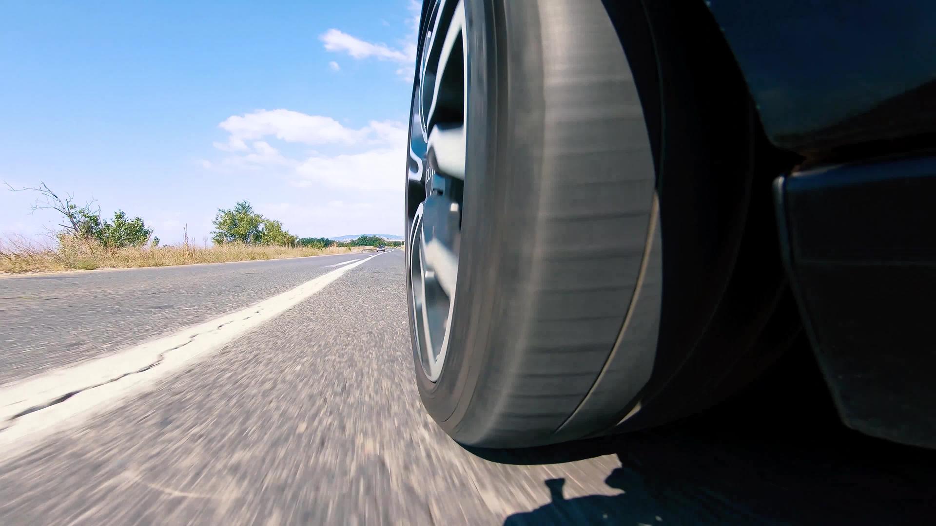 汽车轮胎在路上行驶时间后转动视频的预览图