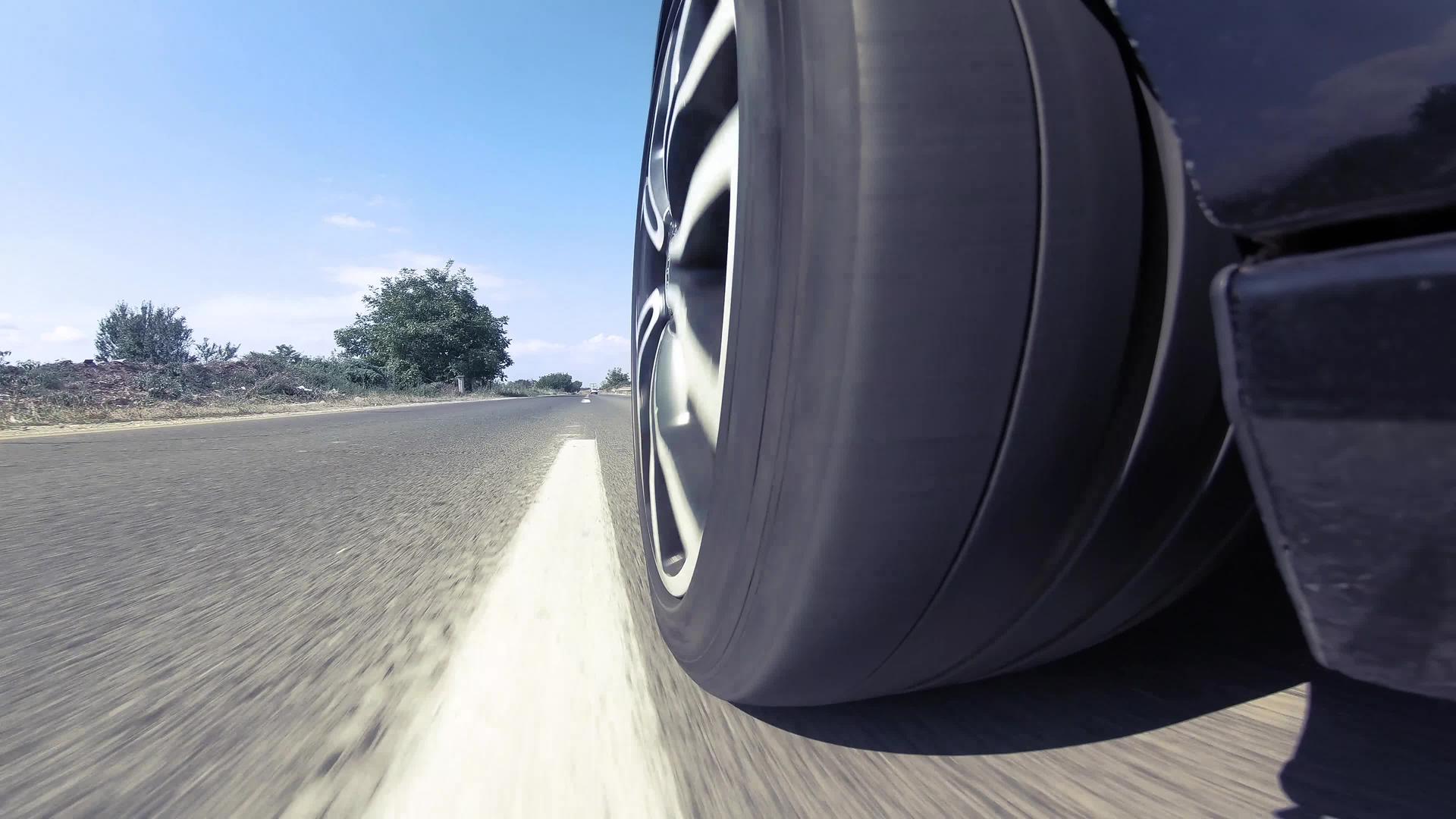 在高速公路上行驶时车轮在近视道路上快速旋转视频的预览图