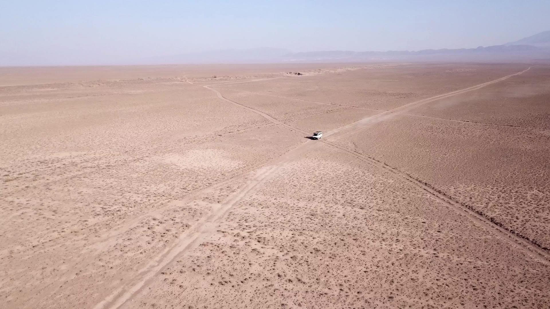 汽车在通往草原的路上行驶视频的预览图