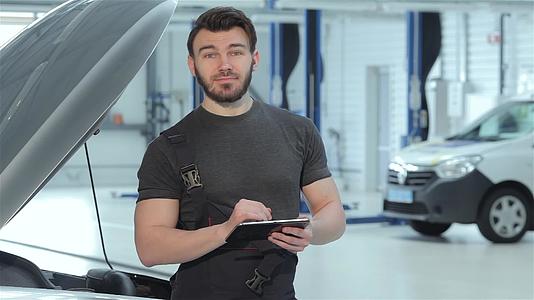 机械师在汽车服务中使用平板电脑视频的预览图