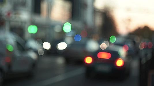晚上城市灯光的街道从车头灯上的汽车视频的预览图