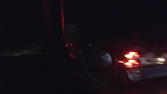 雨后夜间在农村道路上运送货物的大型卡车司机驾驶视频的预览图