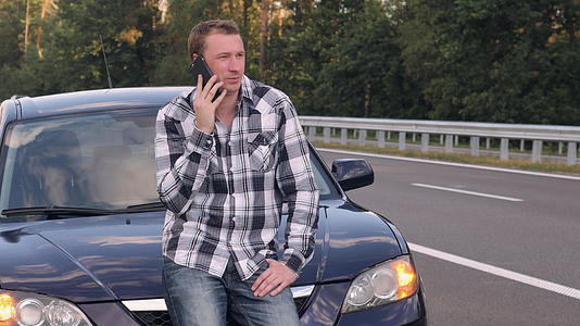 成年人在车后呼叫客户服务视频的预览图