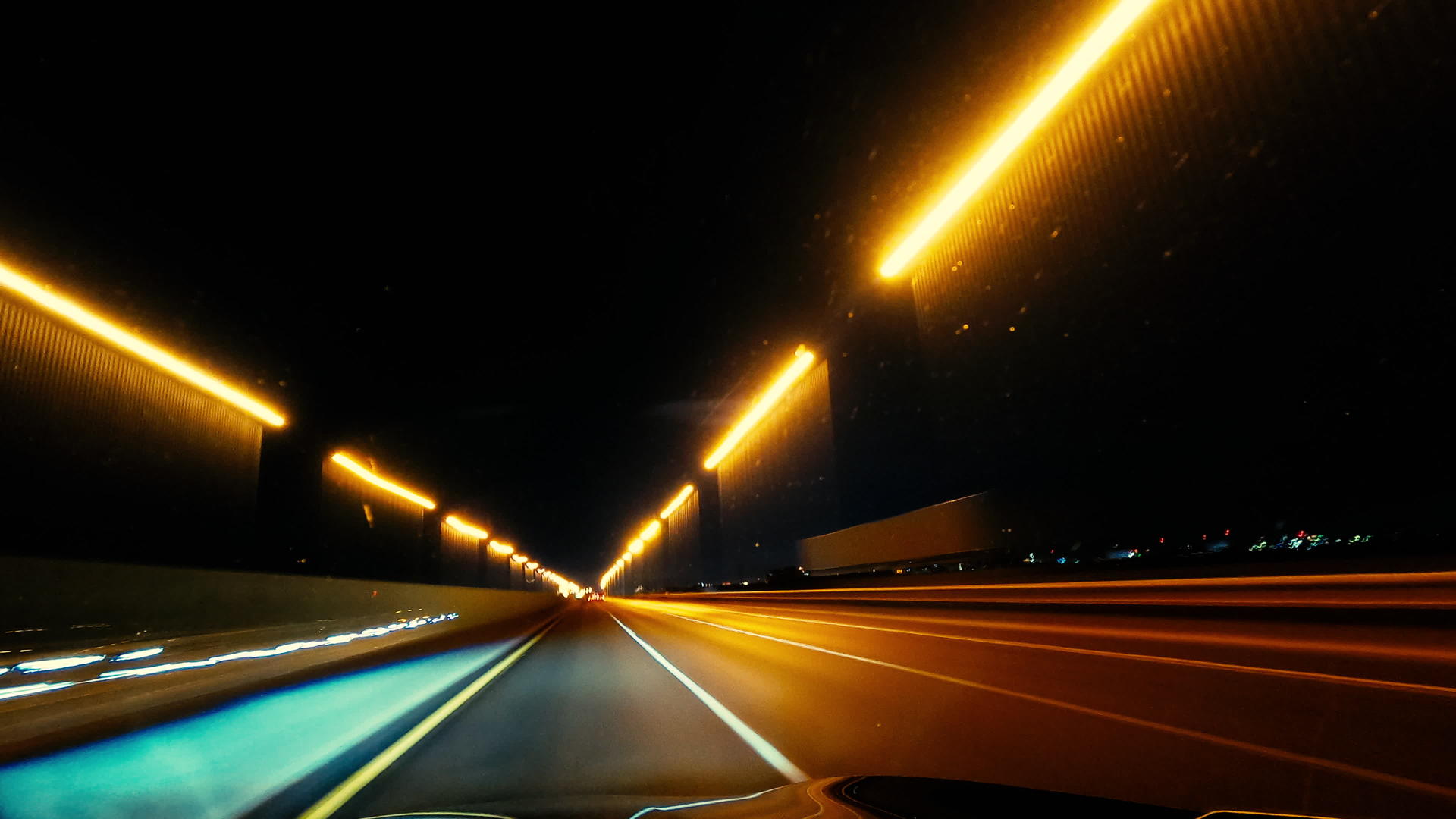 夜间高速公路行驶时间太长视频的预览图