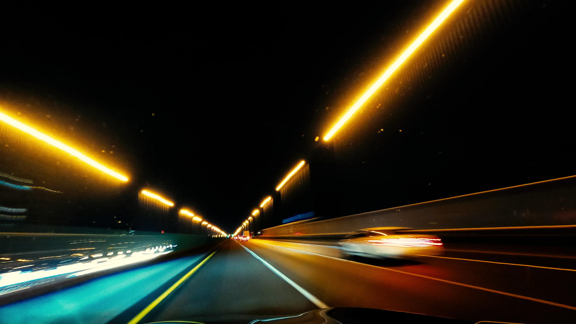 夜间高速公路行驶时间太长视频的预览图