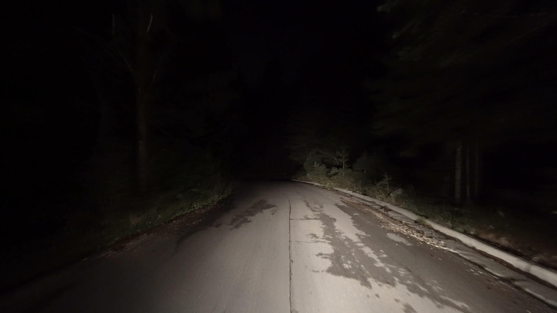 4K晚上在黑暗的路上开车晚上开车视频的预览图