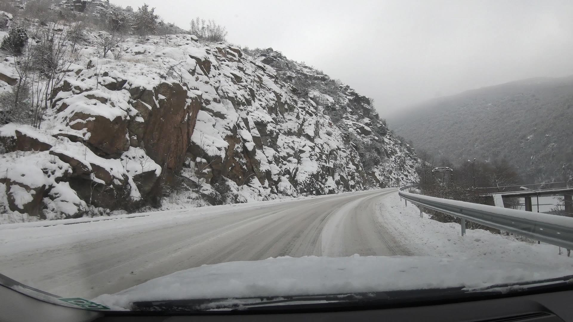 从第一个角度驾驶汽车通过雪雪驾驶视频的预览图