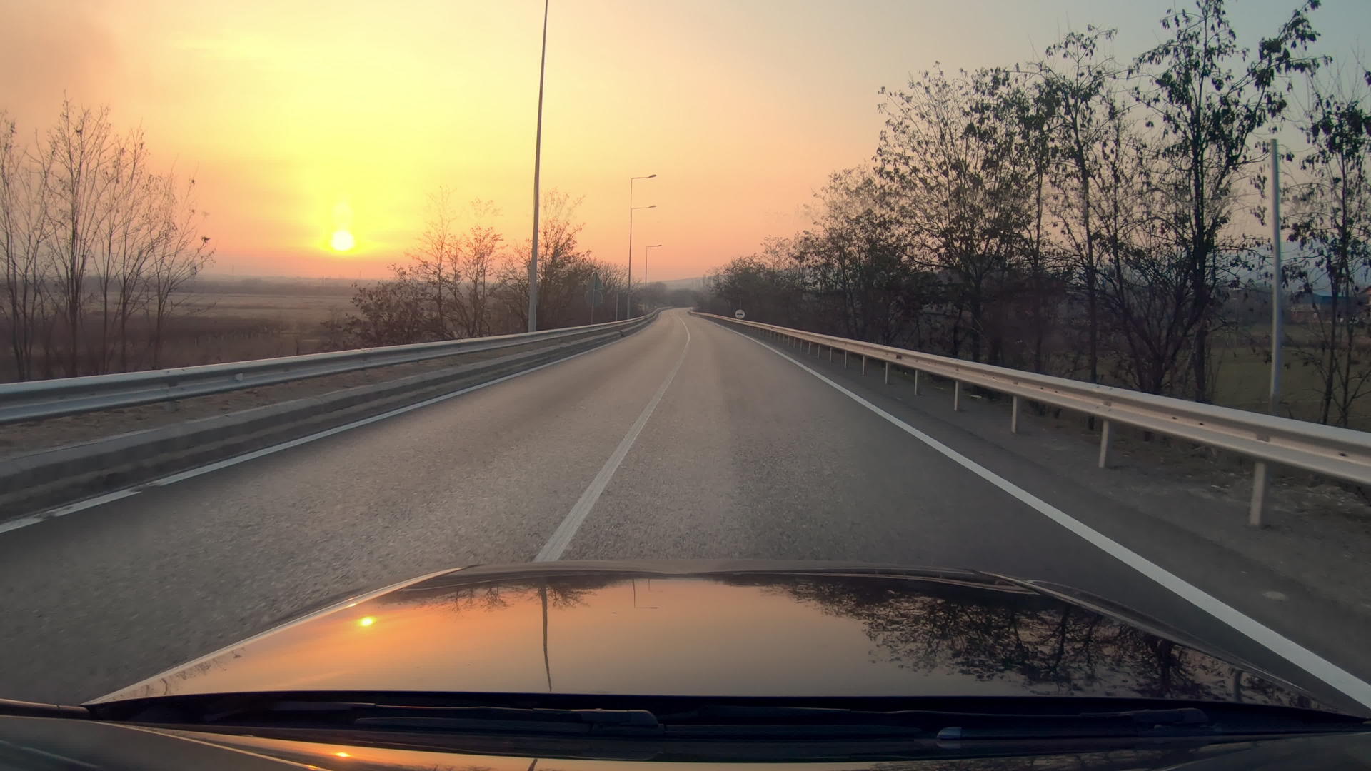 驾驶高速公路日落景观视频的预览图